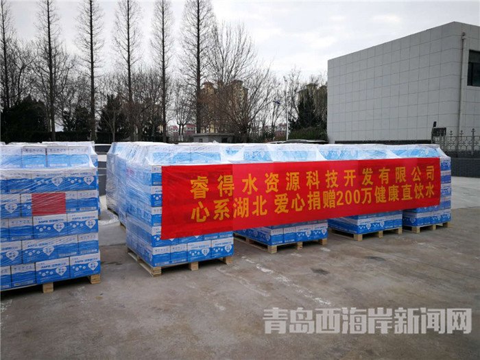 首批包裝直飲水裝車發(fā)運(yùn)。孫啟攝2.jpg