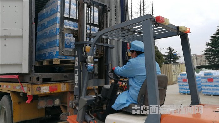首批包裝直飲水裝車發(fā)運(yùn)。孫啟攝4.jpg