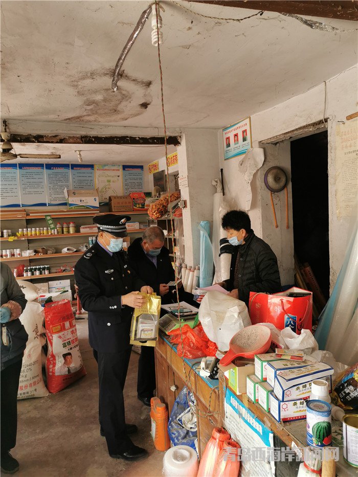圖1為西海岸新區(qū)農(nóng)業(yè)綜合行政執(zhí)法大隊(duì)執(zhí)法人員在辛安街道農(nóng)藥店檢查。.jpg